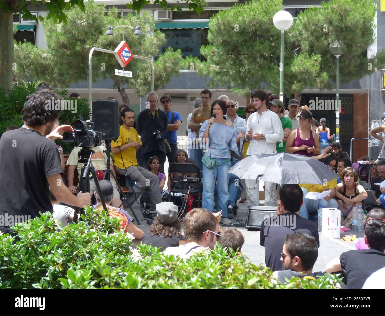 Madrid, Spagna; 4 giugno 2011. Giovane donna che parla ad un'assemblea di quartiere nel quartiere Prosperidad a Madrid. Movimento 15-M. Scattare fotografie Foto Stock