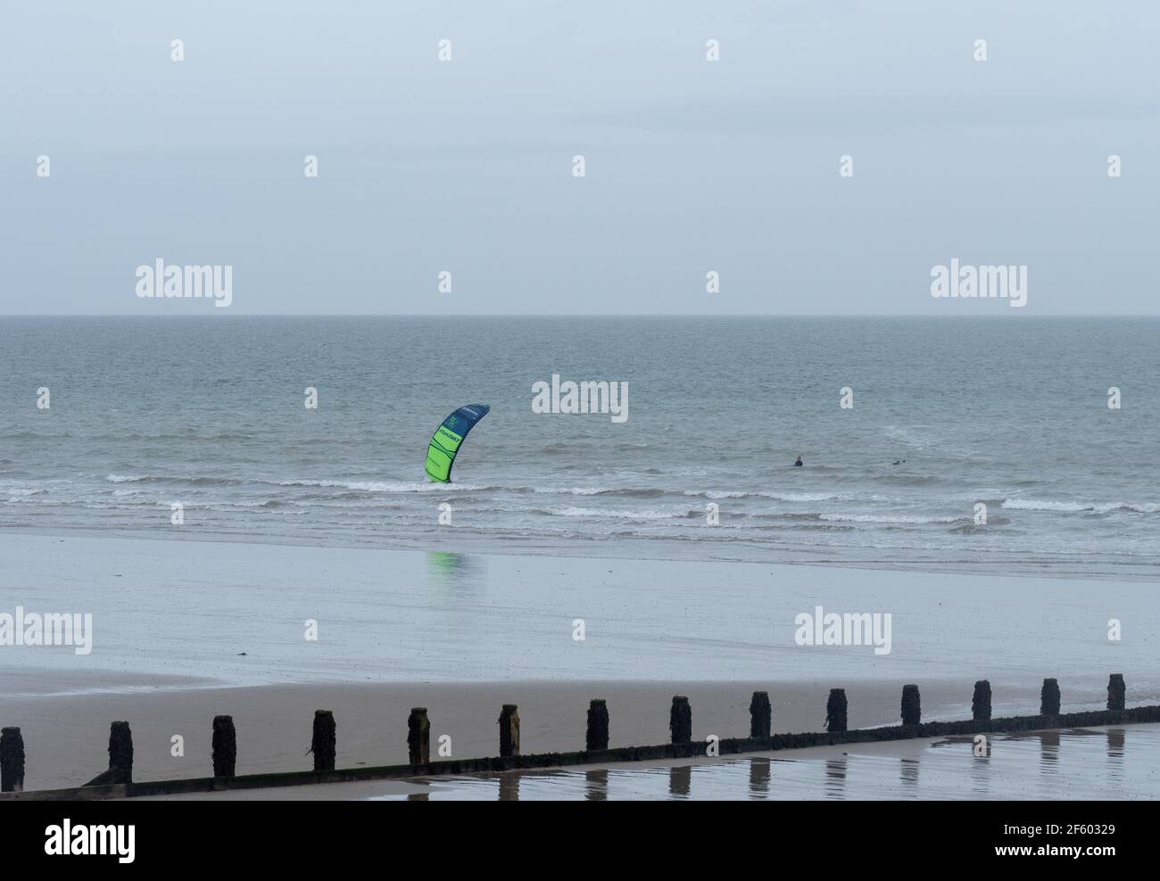 Kiteboarding su una spiaggia nel sud dell'Inghilterra fine marzo 2021. Foto Stock