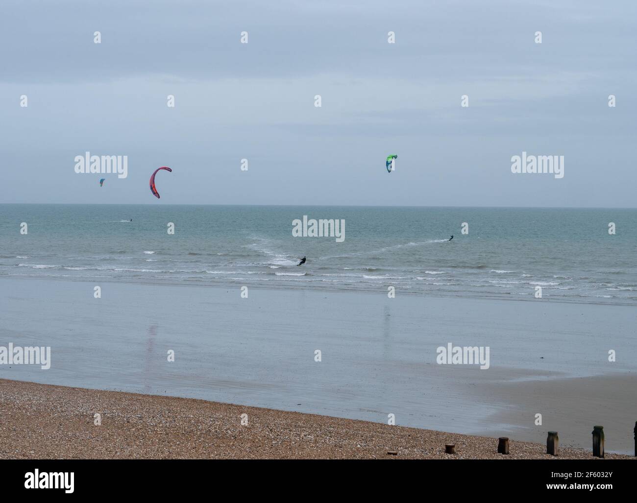 Kiteboarding su una spiaggia nel sud dell'Inghilterra fine marzo 2021. Foto Stock