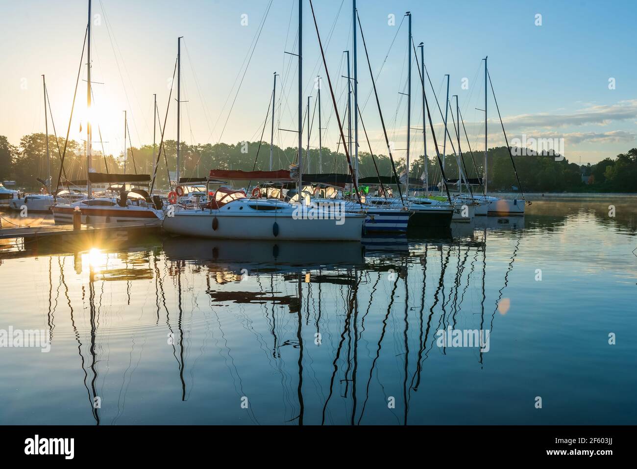 vista mattutina su yacht marini, yacht a noleggio e barche ormeggiate nel porto turistico sul lago Foto Stock