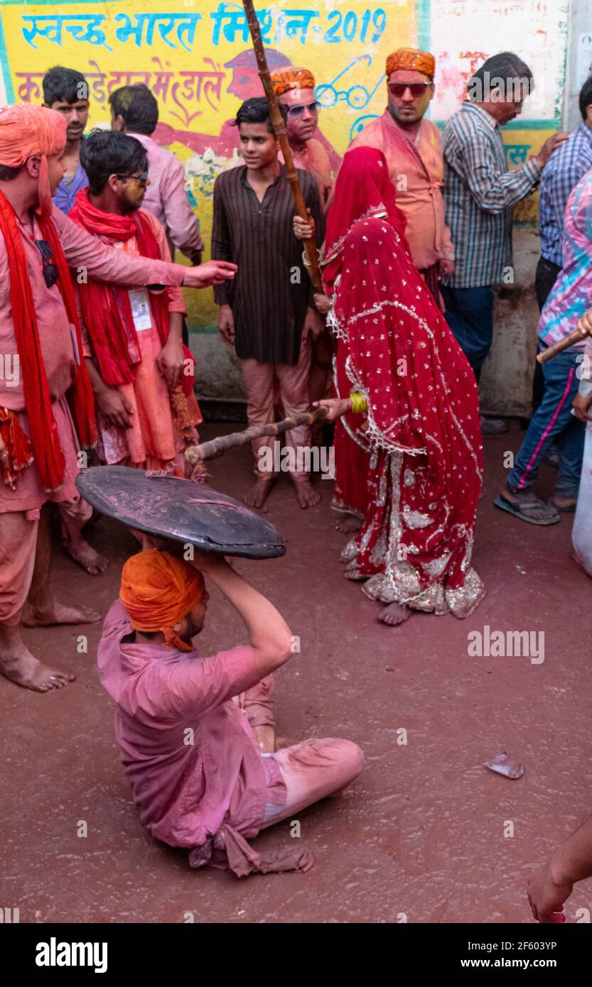 Persone non identificate da Nandgaon visita Barsana per giocare Holi colorati con le donne di Barsana come rituale di Lathmar holi ogni anno, Barsana, India Foto Stock