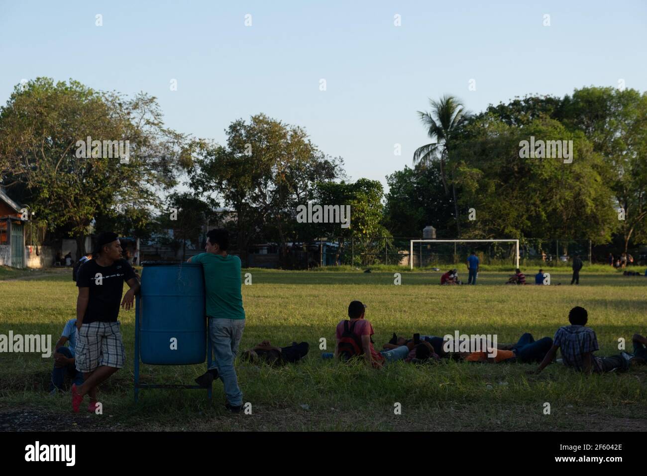 I migranti arrivano al rifugio dei migranti per riposarsi e continuare il loro viaggio verso il confine degli Stati Uniti, in considerazione degli occupamenti, ma la situazione del Covid-19, i rifugi consente solo a un piccolo numero di persone di prevenire le infezioni da Covid. Il 27 marzo 2021 a Tenosique, Messico. Foto di Idalia Rie/Eyepix/ABACAPRESS.COM Foto Stock