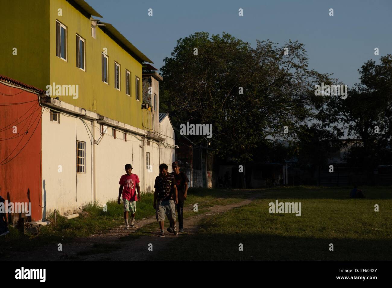 I migranti arrivano al rifugio dei migranti per riposarsi e continuare il loro viaggio verso il confine degli Stati Uniti, in considerazione degli occupamenti, ma la situazione del Covid-19, i rifugi consente solo a un piccolo numero di persone di prevenire le infezioni da Covid. Il 27 marzo 2021 a Tenosique, Messico. Foto di Idalia Rie/Eyepix/ABACAPRESS.COM Foto Stock