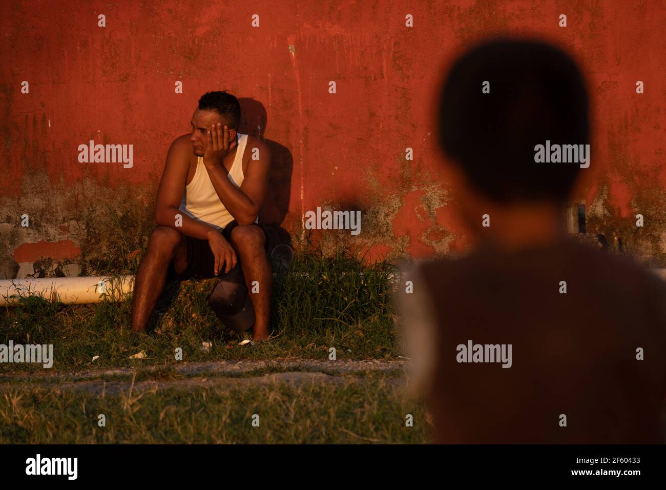 I migranti arrivano al rifugio dei migranti per riposarsi e continuare il loro viaggio verso il confine degli Stati Uniti, in considerazione degli occupamenti, ma la situazione del Covid-19, i rifugi consente solo a un piccolo numero di persone di prevenire le infezioni da Covid. Il 27 marzo 2021 a Tenosique, Messico. Foto di Idalia Rie/Eyepix/ABACAPRESS.COM Foto Stock