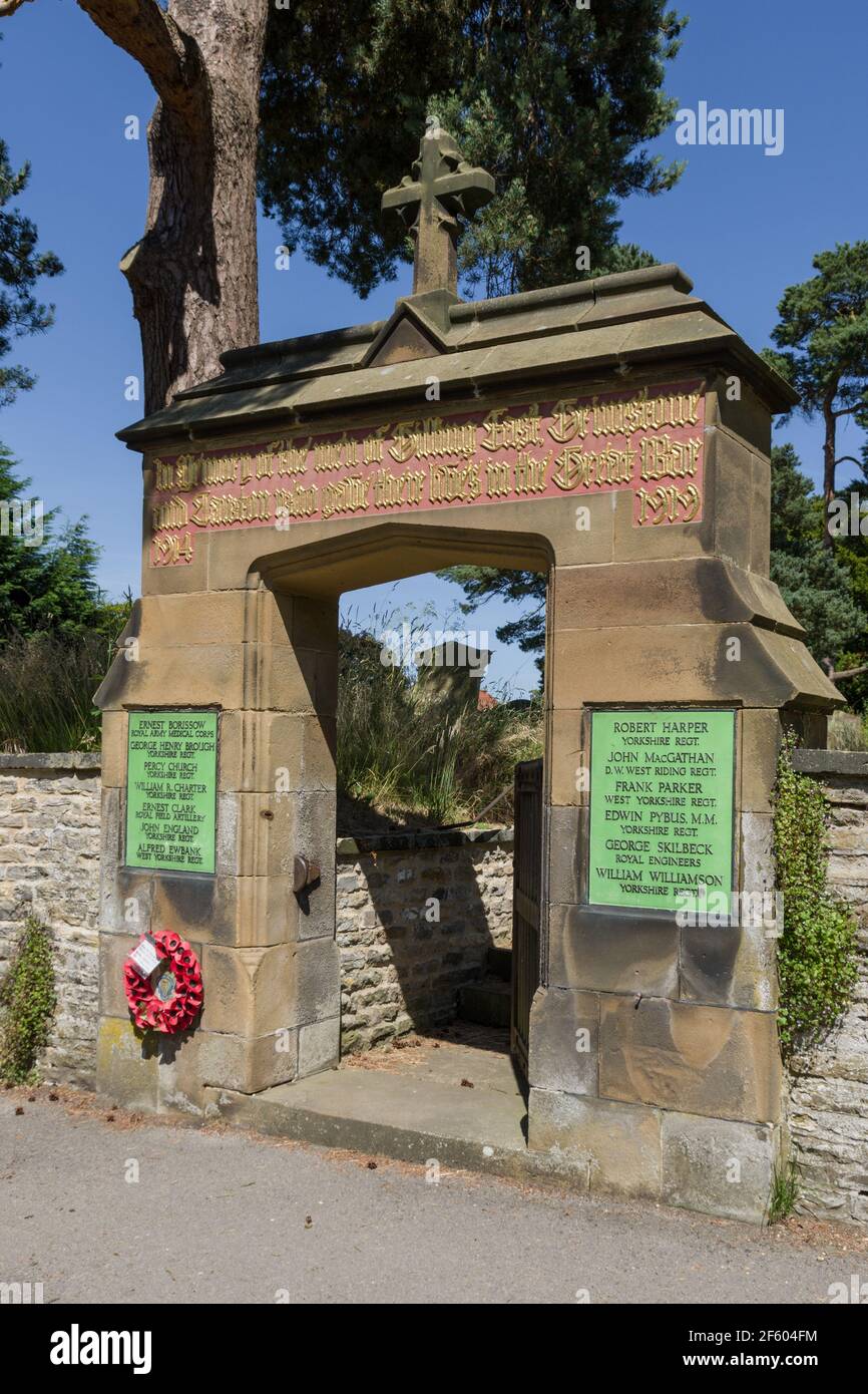 Il memoriale di guerra nel villaggio di Gilling East, Yorkshire, UK; forma l'ingresso alla chiesa parrocchiale della Santa Croce Foto Stock