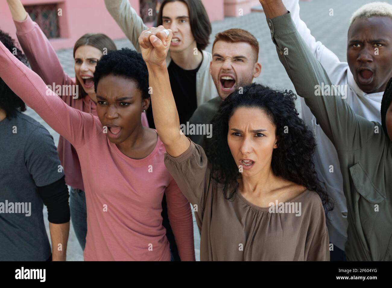 Primo piano di un gruppo internazionale di attivisti che protestano all'aperto Foto Stock