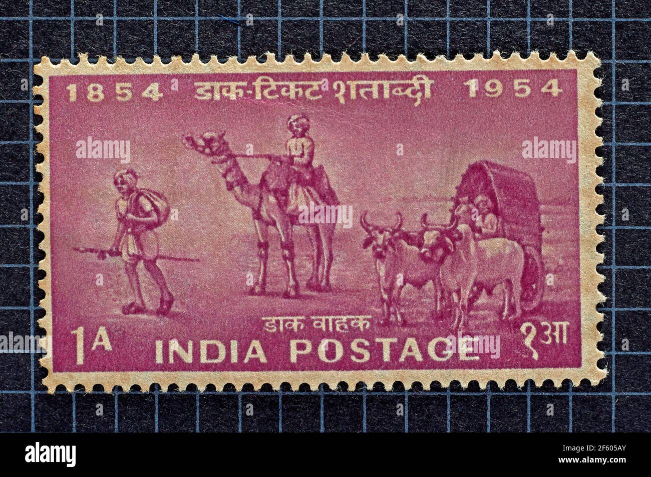 04 novembre 2007 vintage India centenario francobollo una anna di India affrancatura 1854 a 1954 studio girato Kalyan Maharashtra India Foto Stock