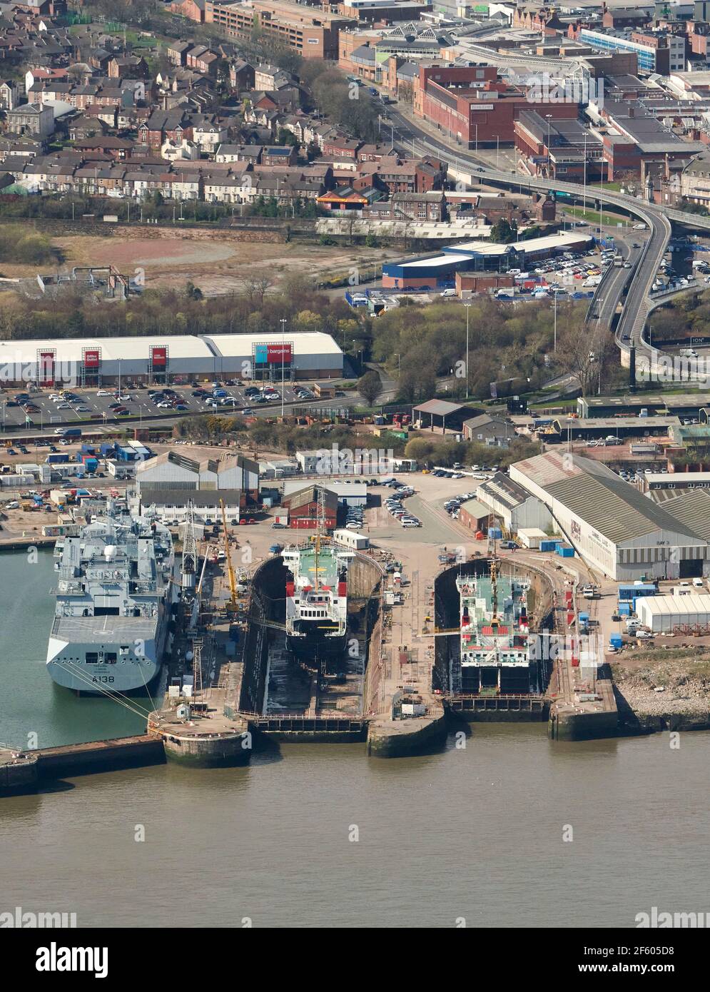 Due traghetti Caledonian McBrayne nel cantiere navale di Cammal Laird, Birkenhead, Inghilterra nordoccidentale, Regno Unito Foto Stock