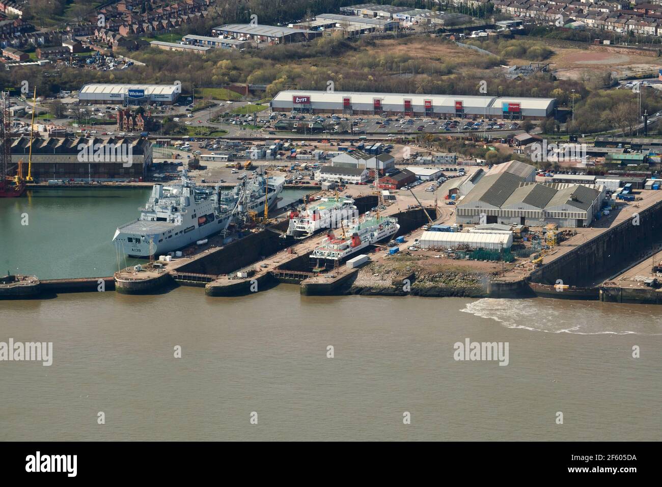 Due traghetti Caledonian McBrayne nel cantiere navale di Cammal Laird, Birkenhead, Inghilterra nordoccidentale, Regno Unito Foto Stock