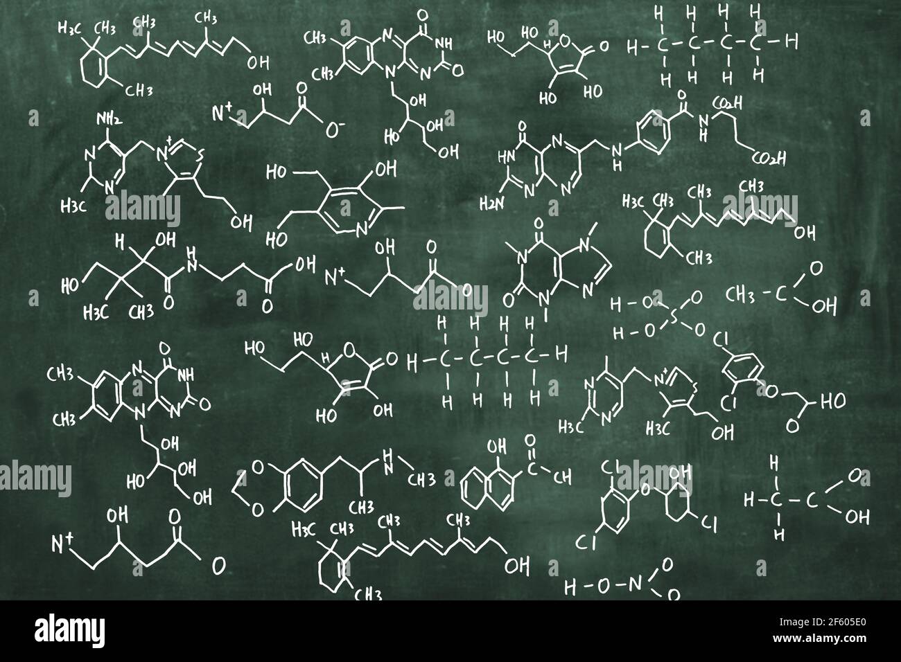 Varie formule chimiche sono scritte sulla lavagna. Contesto scientifico del concetto. Foto Stock
