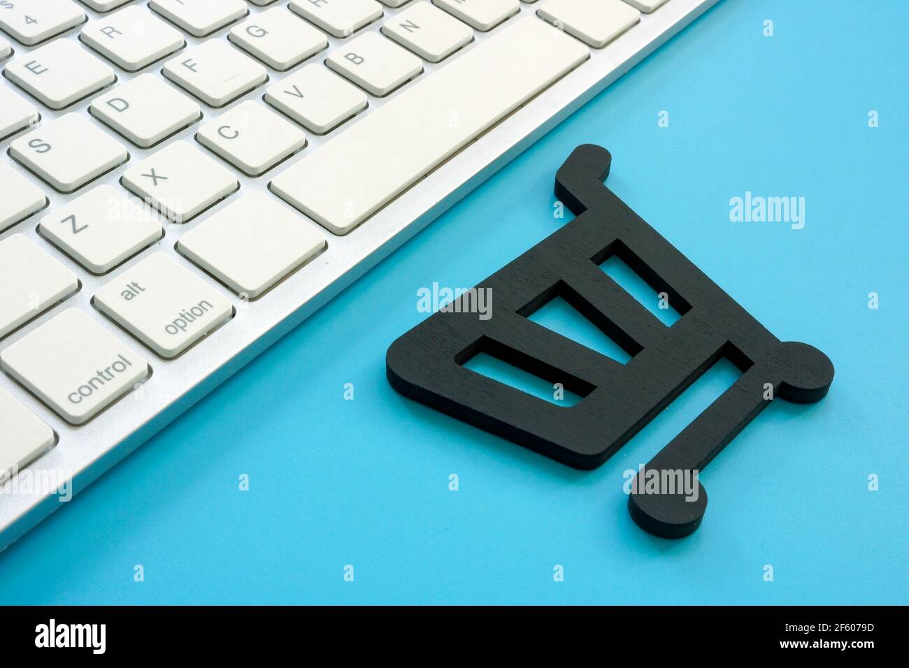 Shopping online e e-commerce con tastiera e carrello. Foto Stock