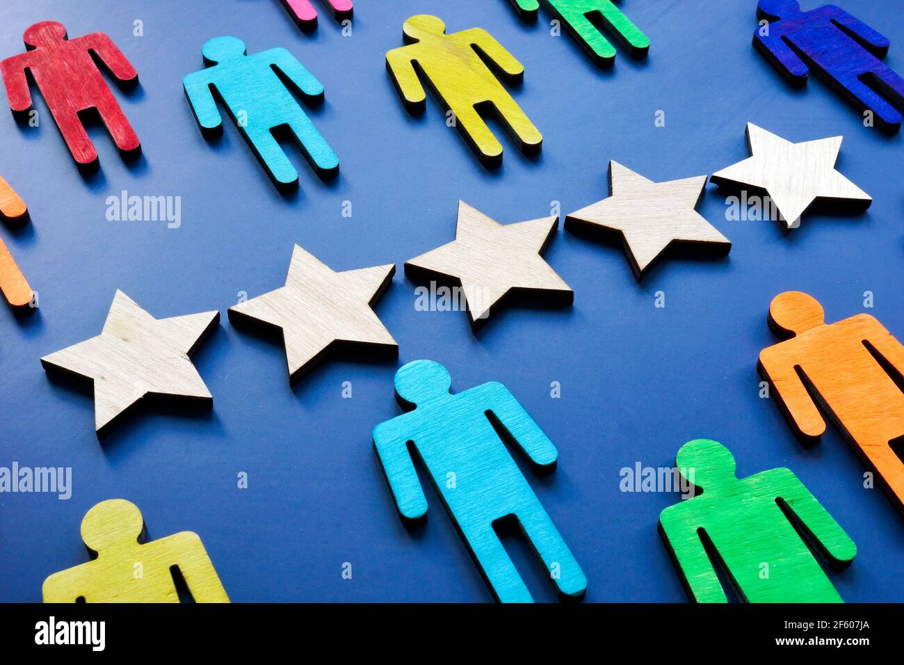 Soddisfazione del cliente con il concetto a 5 stelle. Figure colorate come consumatori. Foto Stock