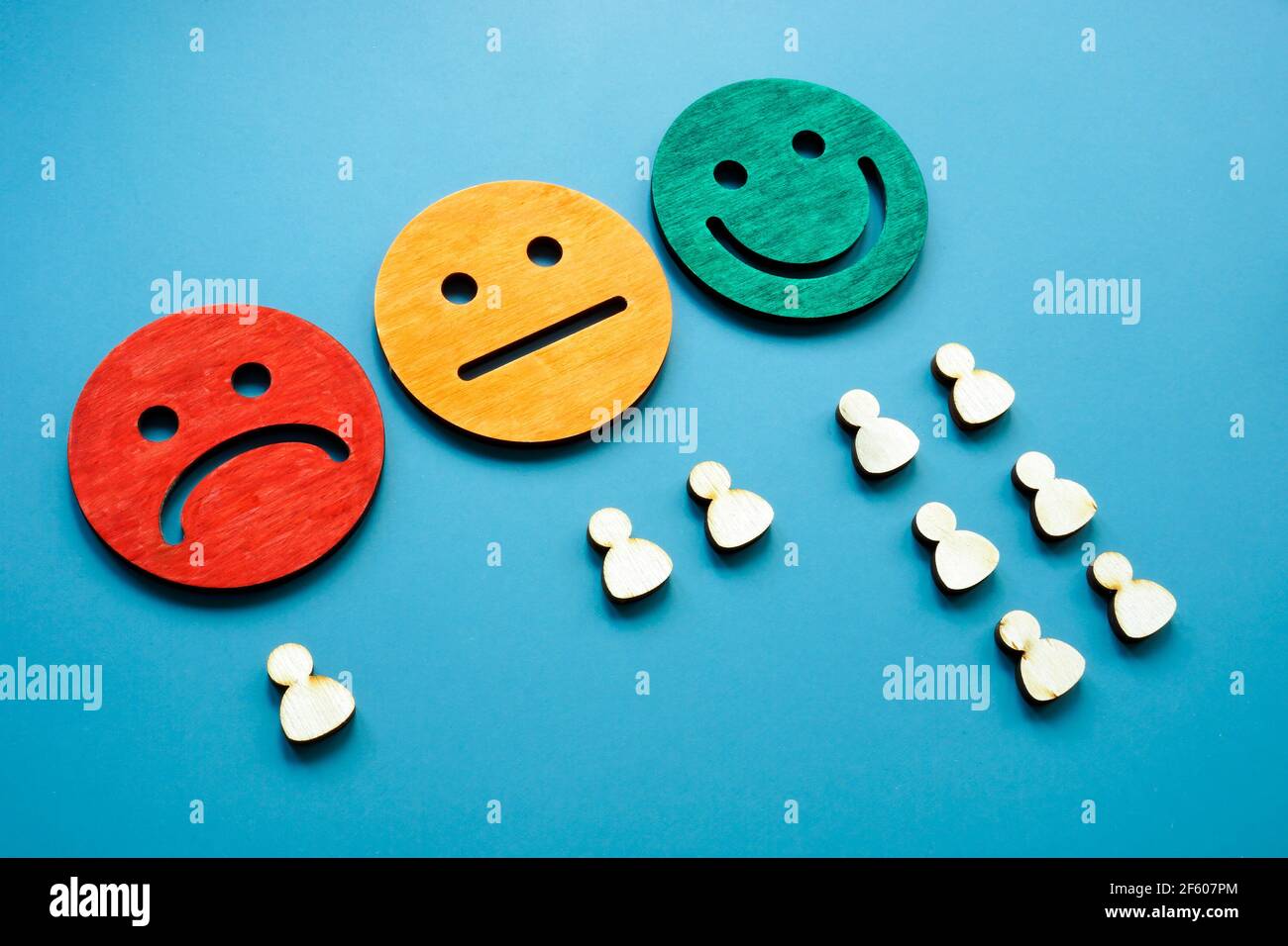 Concetto di sondaggio sulla soddisfazione del cliente. Sorridi volti e personaggi. Foto Stock Concetto di sondaggio sulla soddisfazione del cliente. Sorridi volti e personaggi. Foto Stock