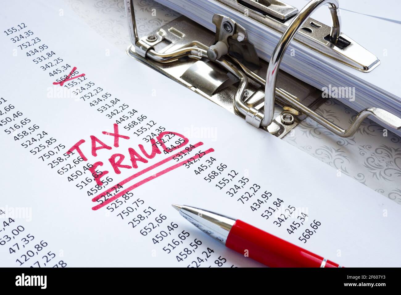 Contrassegno di frode fiscale sui risultati della verifica nella cartella. Foto Stock
