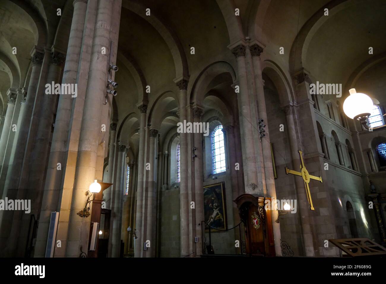 Cattedrale di Saint-Apollinaire, Vista interna, Valence, Drome, Francia Foto Stock