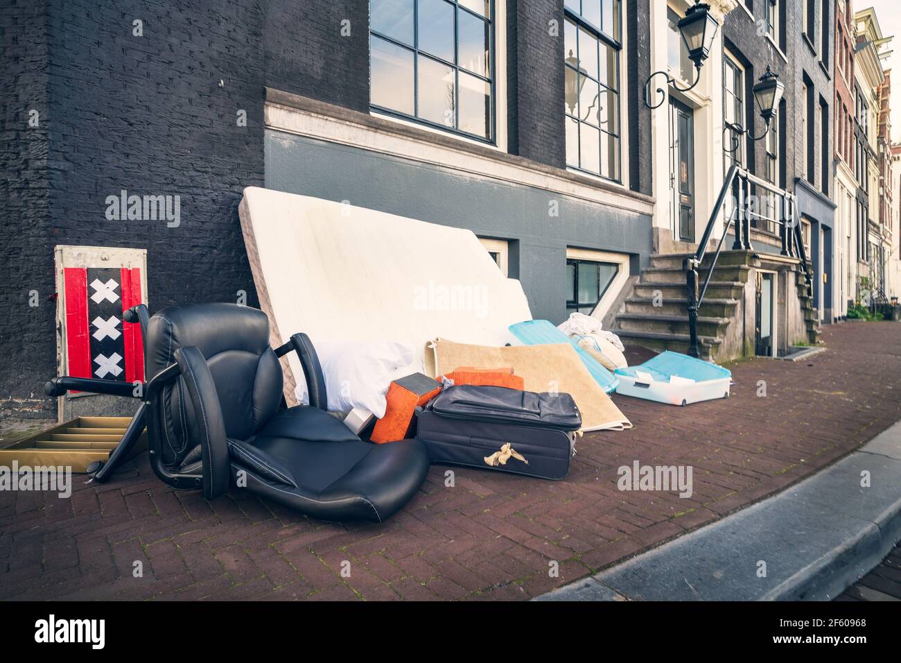 Buttare via cose inutili che chiunque può raccogliere, vecchia tradizione di Amsterdam, Paesi Bassi. Foto Stock