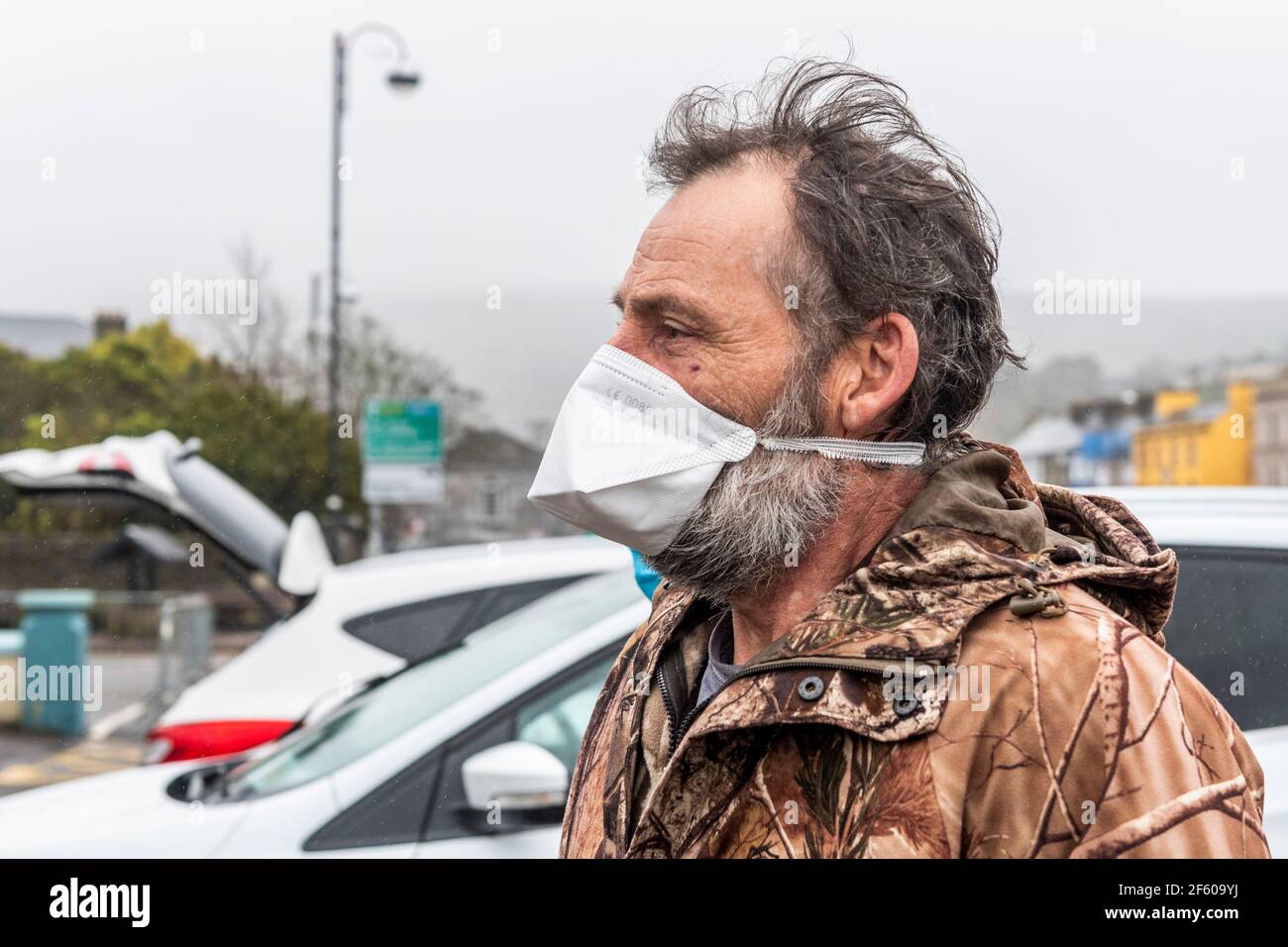 Bantry, West Cork, Irlanda. 29 marzo 2021. Un uomo sta comparendo nel tribunale distrettuale di Bantry sulle accuse di possedere componenti esplosivi, armi da fuoco e munizioni. L'uomo, nei suoi anni '50, apparve vestito di stanchezza da combattimento. Credit: AG News/Alamy Live News Foto Stock