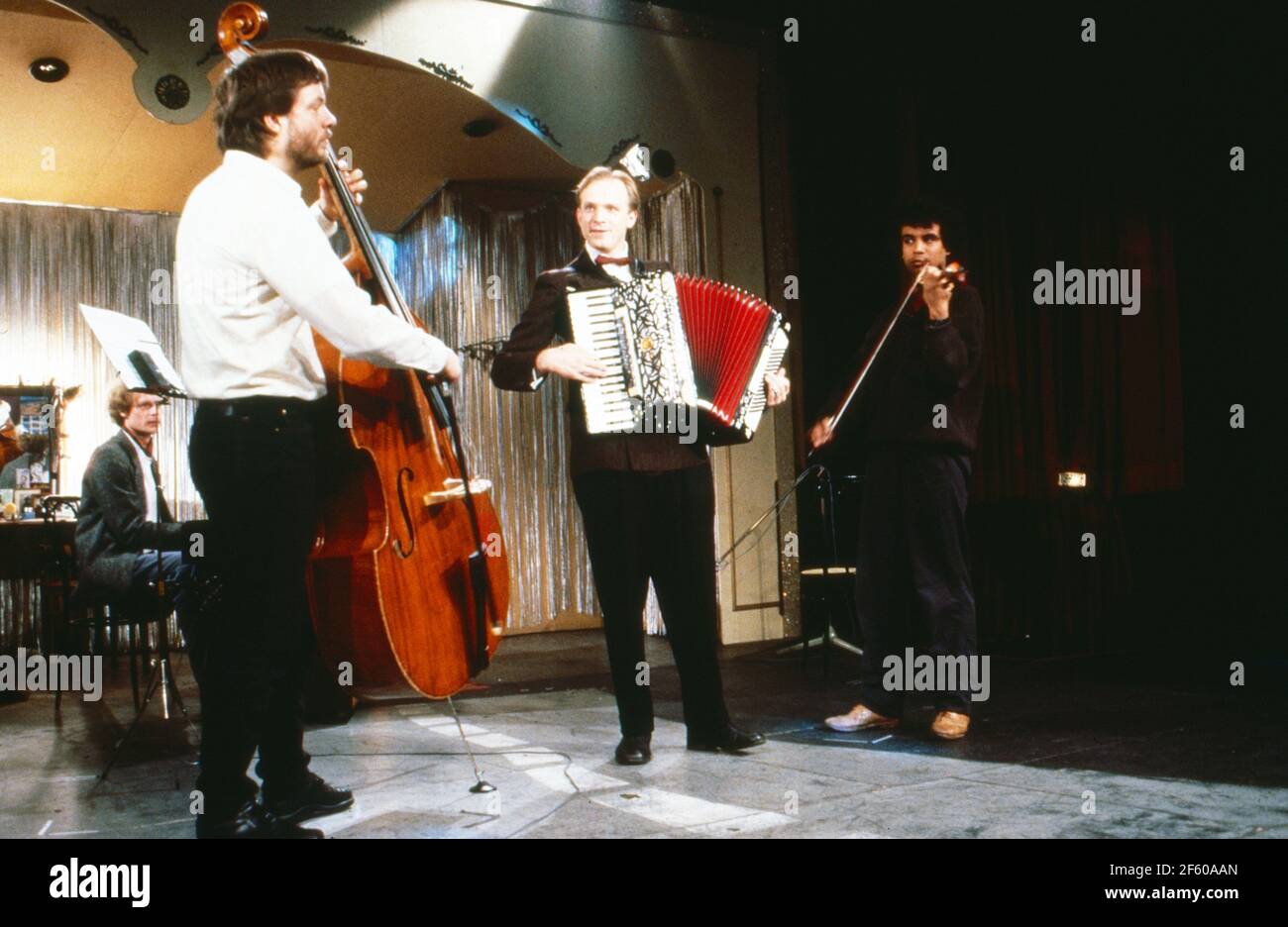 In meinem Herzen, Schatz... aka Stadtmusik, Dokumentarfilm, Deutschland 1989, Darsteller: Ulrich Tukur spielt Akkordeon Foto Stock