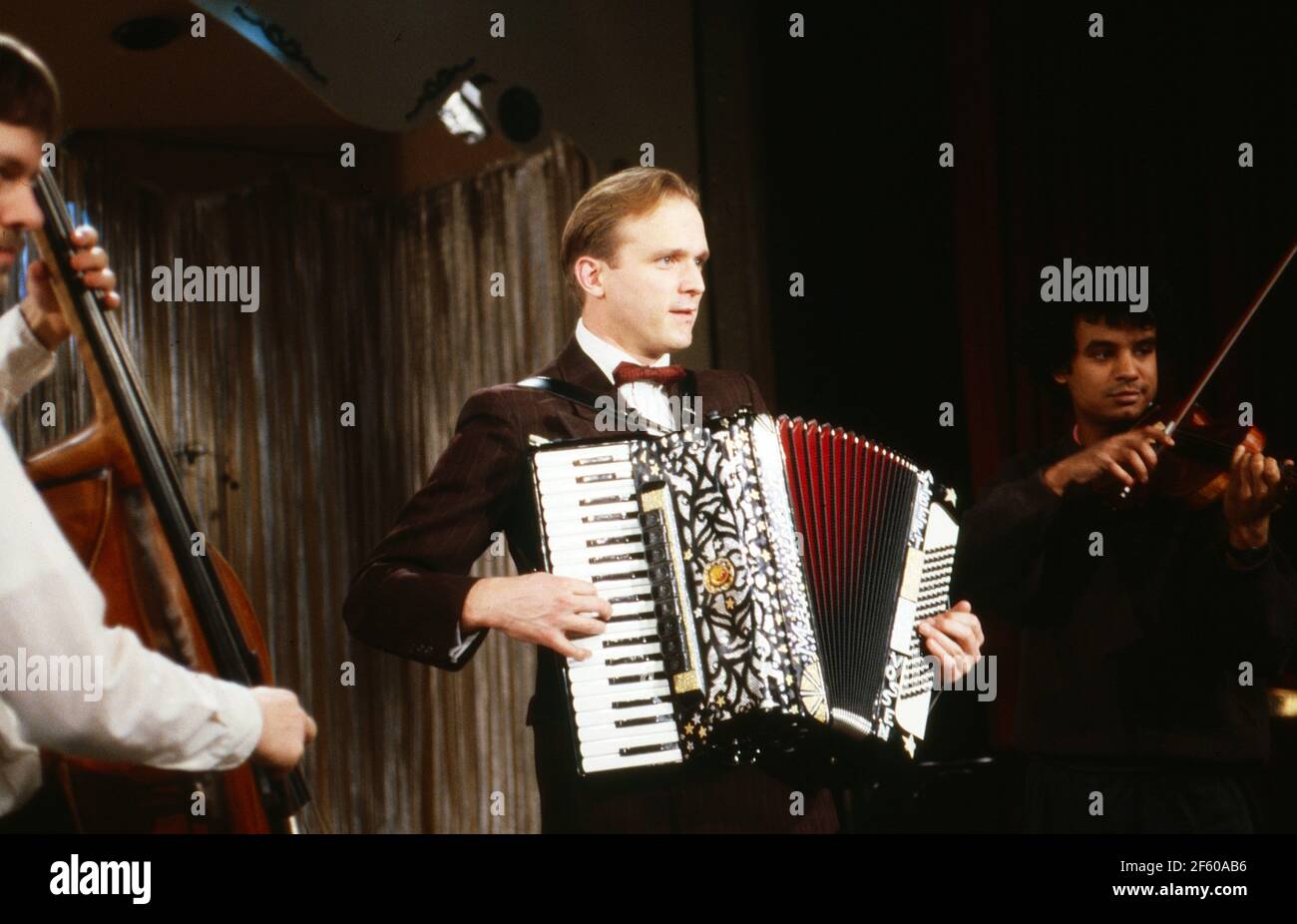 In meinem Herzen, Schatz... aka Stadtmusik, Dokumentarfilm, Deutschland 1989, Darsteller: Ulrich Tukur spielt Akkordeon Foto Stock