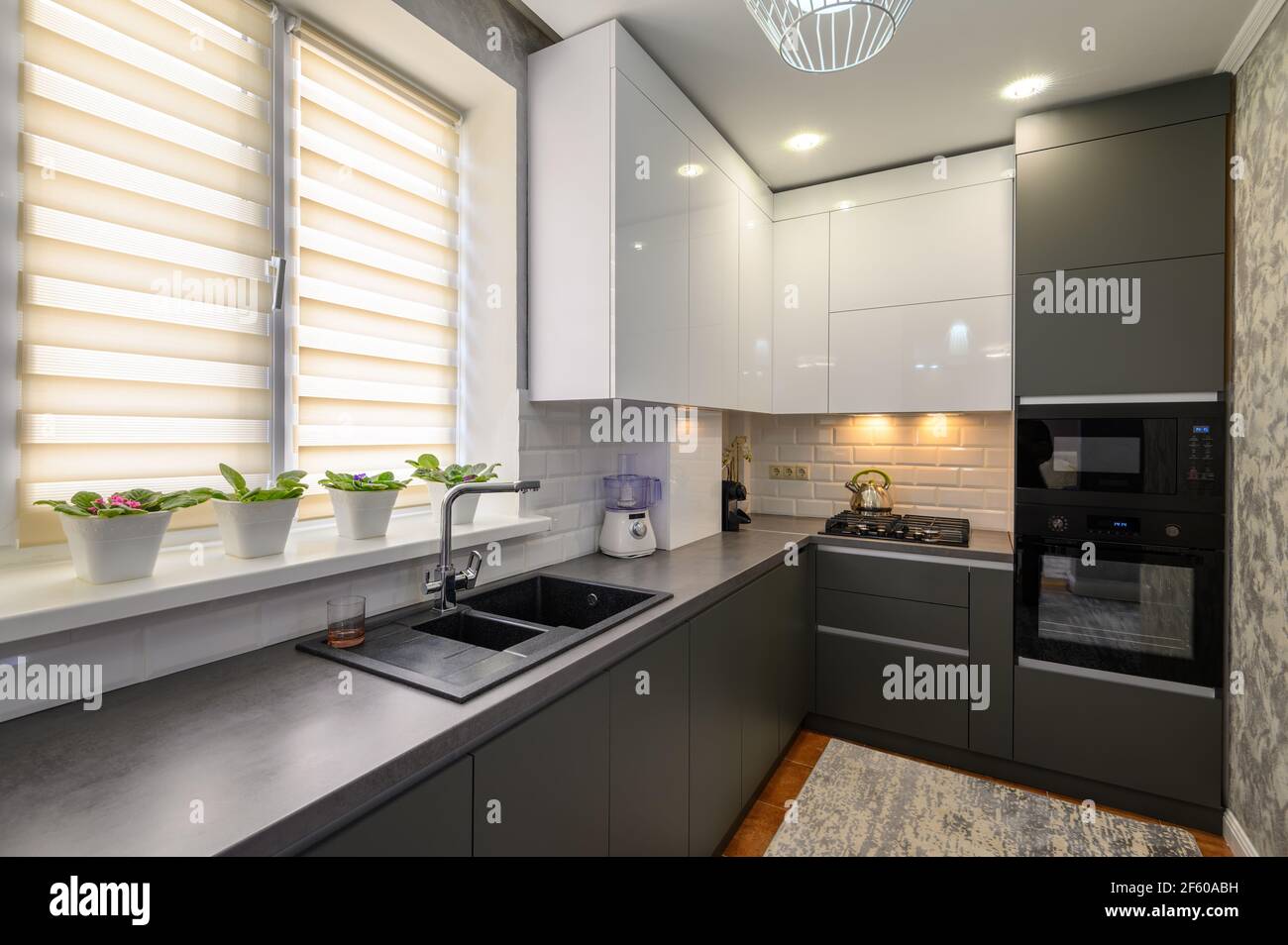 Moderna piccola cucina interna di colore grigio scuro Foto Stock