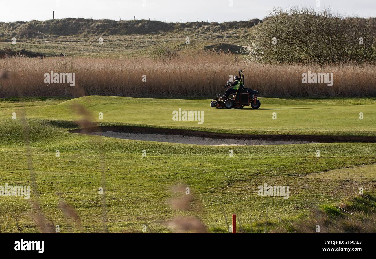 Littlehampton, Regno Unito. 29 marzo 2021. Un guardiano verde prepara il corso davanti ai giocatori di golf che giocano a seguito di allentamento di Covid-19 restrizioni permettendo lo sport di riprendere fuori al Littlehampton Golf Club, Littlehampton, Regno Unito Picture credit: Paul Terry Credit: Paul Terry Photo/Alamy Live News Foto Stock
