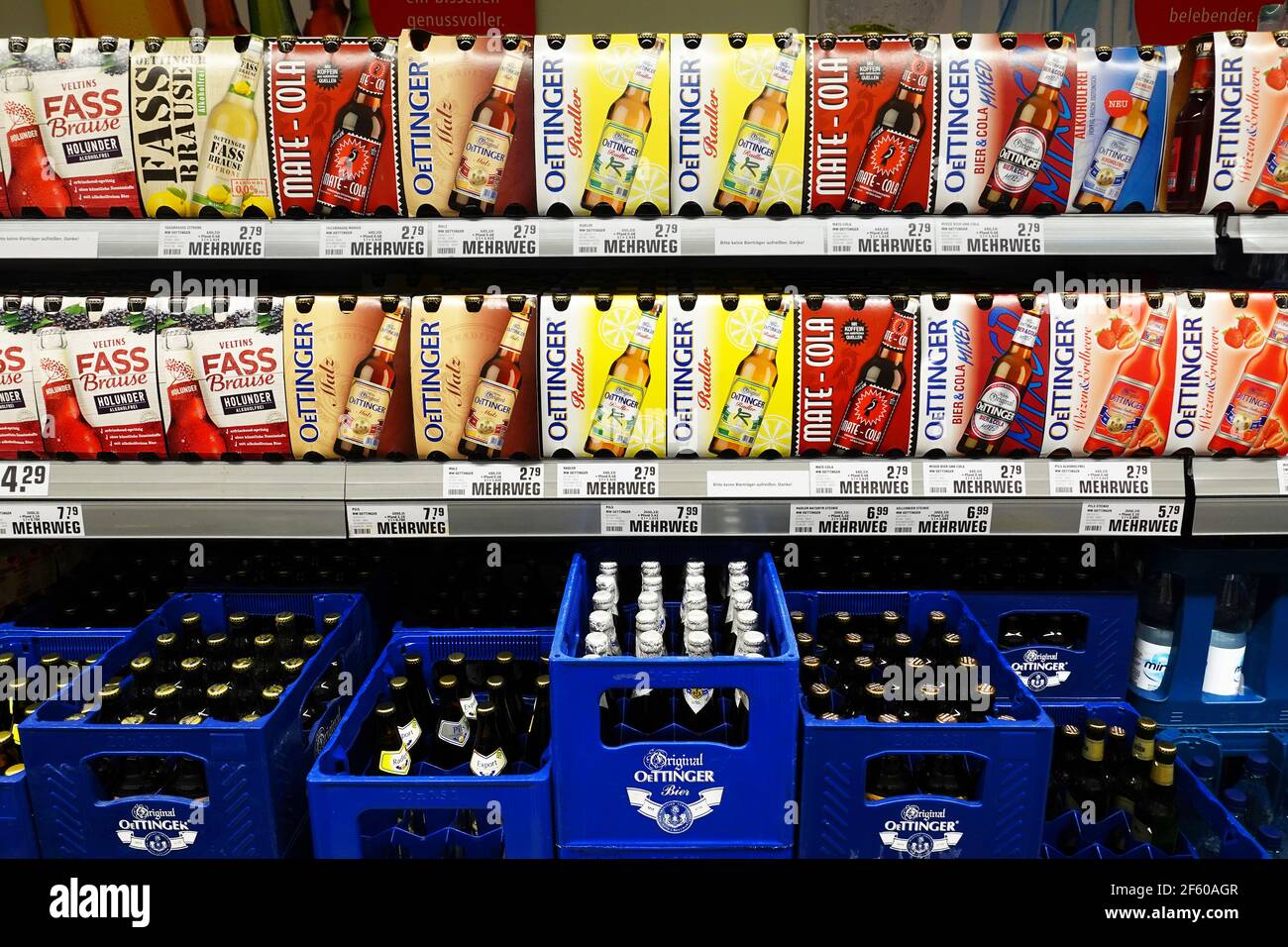 6 confezioni di varianti di mix di birra in un supermercato Foto Stock