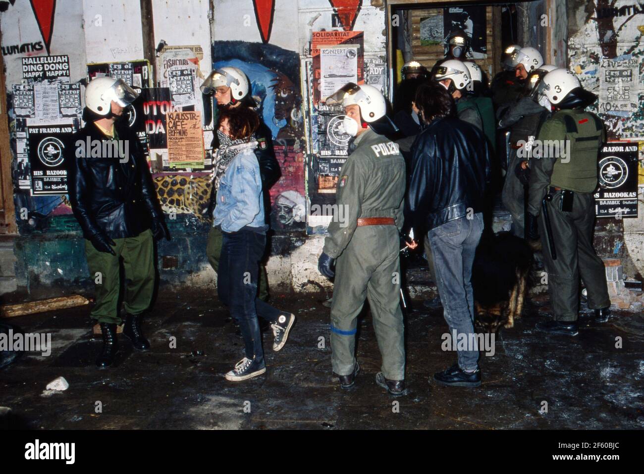 Betrieb einem Protestzug von Unternehmungen und Räumung Hafenstraße durch die Innenstadt von Hamburg, Deutschland 1990. Foto Stock
