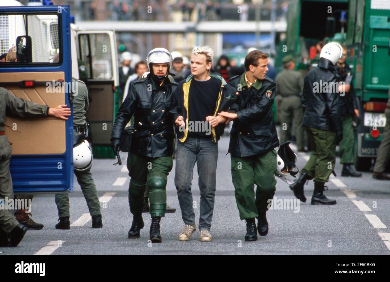 Betrieb einem Protestzug von Unternehmungen und Räumung Hafenstraße durch die Innenstadt von Hamburg, Deutschland 1990. Foto Stock