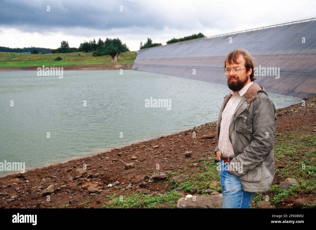 Sinkender Pegel am Stausee während der Wasserknappheit in Hessen im Sommer 1992. Foto Stock