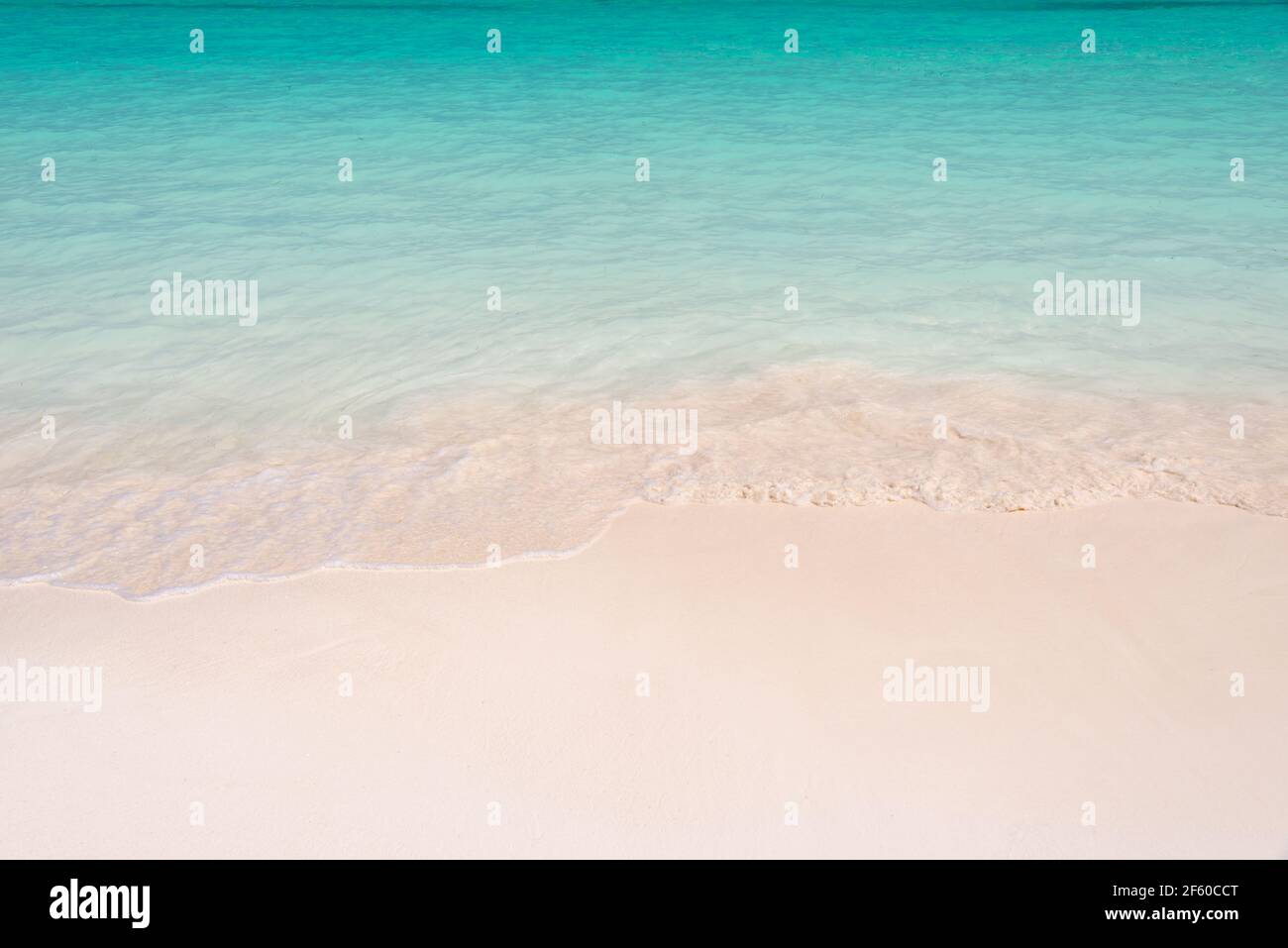Spiaggia tropicale di sabbia e caraibi, sfondo estivo con spazio di copia Foto Stock