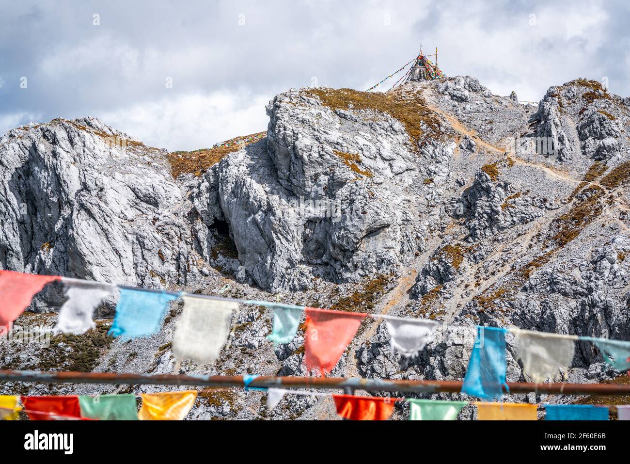 Vista ravvicinata della cima della montagna di neve Shika con stupa Top of it in Shangri-la Yunnan Cina Foto Stock