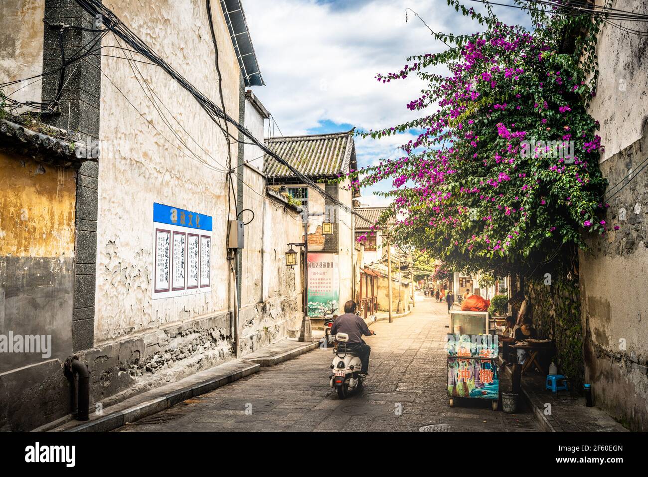 Dali China, 5 ottobre 2020 : Dali Old Town vista strada con drammatica luce in Dali Yunnan Cina Foto Stock
