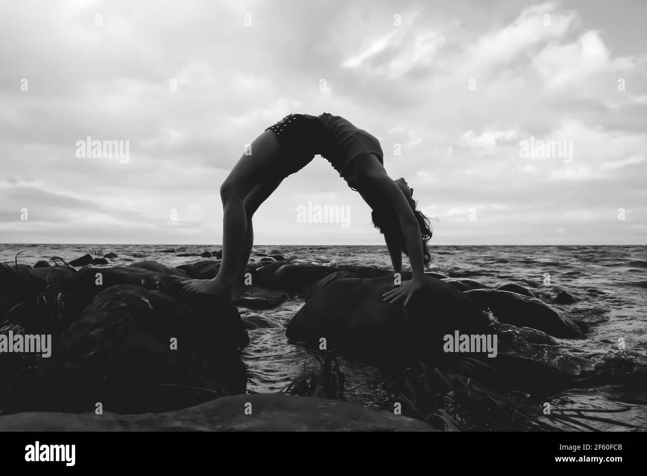 Ragazza in yoga posa in natura Foto Stock