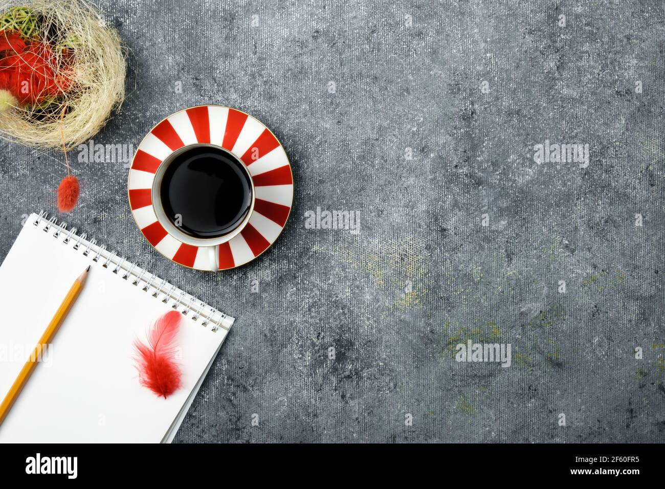 elementi su uno sfondo scuro con texture Foto Stock