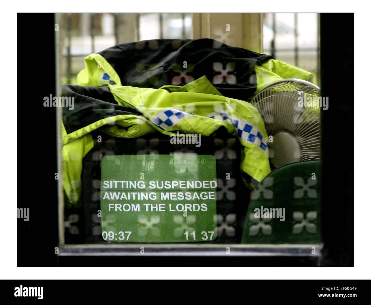 I poliziotti armati si levano in piedi al di fuori della Camera dei Comuni A. Lo schermo TV mantiene aggiornata la sicurezza mentre viene discussa la legislazione antiterrorismo In parlamento a Londra.pic David Sandison 11/3/2004 Foto Stock