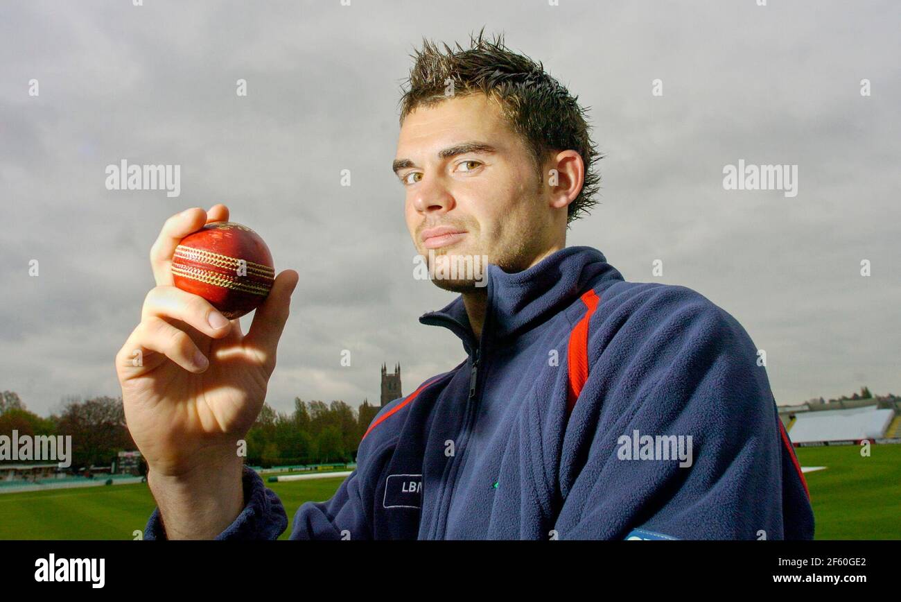 JAMES ANDERSON DI LANCASHIRE E INGHILTERRA, ALLA NUOVA STRADA WORCESTER 28/4/2005 FOTO DAVID ASHDOWNCRICKET Foto Stock