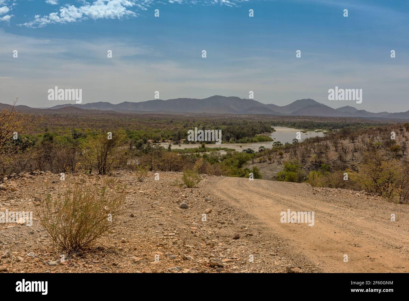 Vista panoramica del fiume Kunene, il fiume di confine tra Namibia e Angola Foto Stock