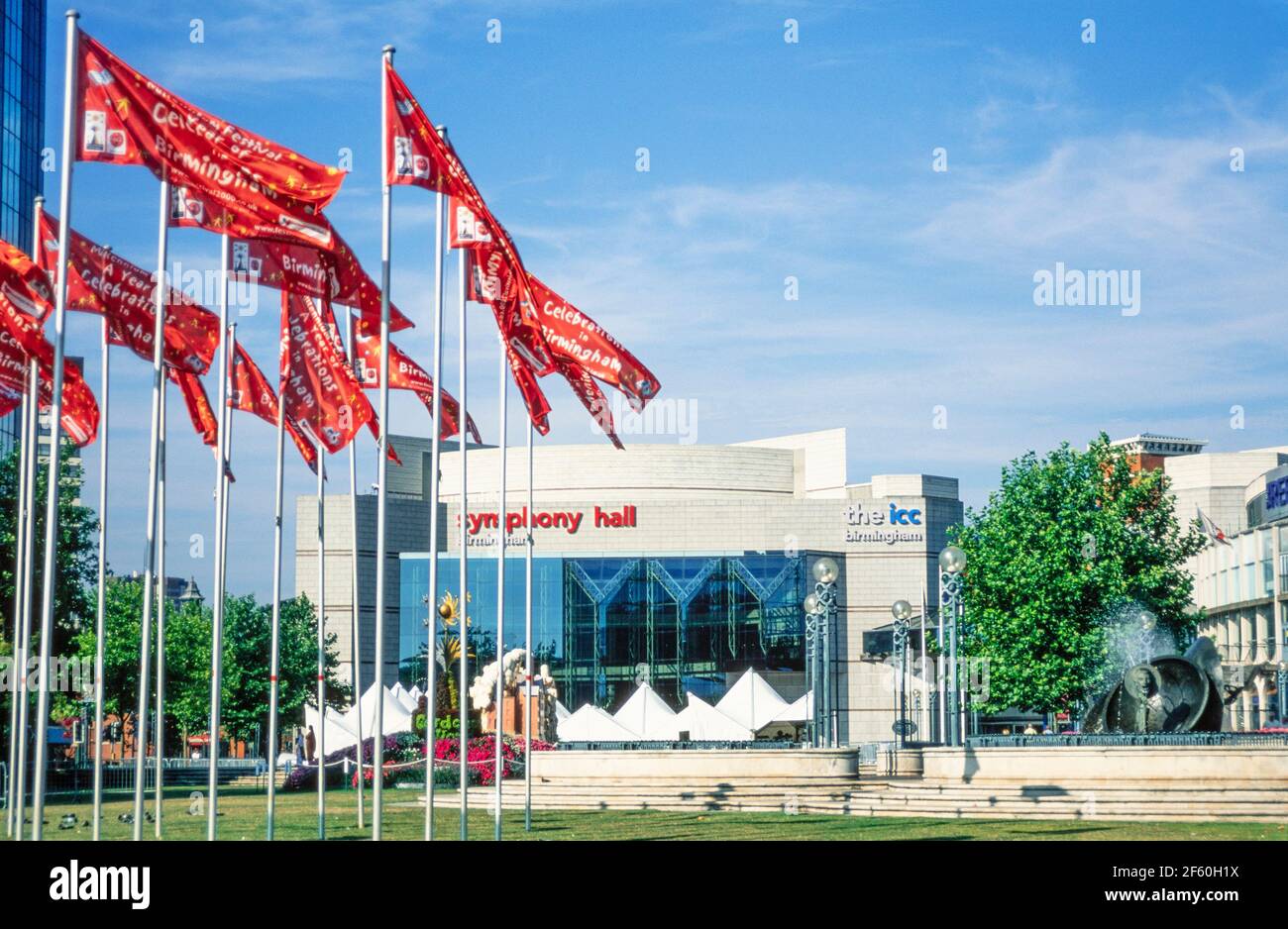 1999 Birmingham UK - Red Flags di fronte alla Birmingham Symphony Hall e all'ICC Birmingham . La scultura della fontana Spirit of Enterprise si trova sul lato destro di Centenary Square Birmingham, West Midlands, Inghilterra, Regno Unito, GB, Europa. La statua è ora in deposito dopo la riqualificazione di Piazza Centenario e la costruzione della Nuova Biblioteca. Birmingham Centenary Square, Birmingham, West Midlands, Regno Unito, GB, Europa Foto Stock