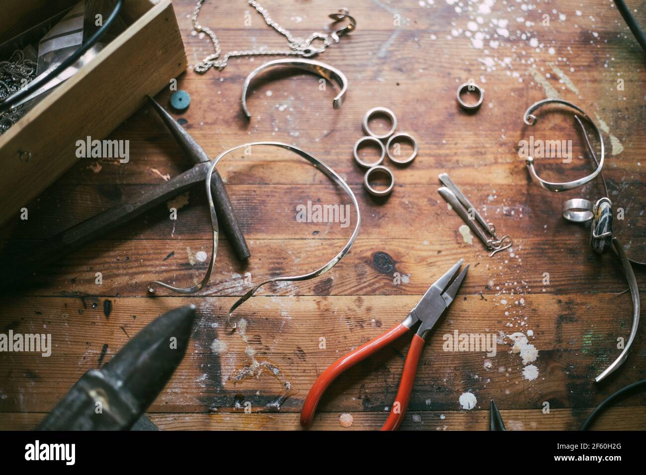 Vista ad angolo alto dell'attrezzatura sul tavolo dell'officina Foto Stock