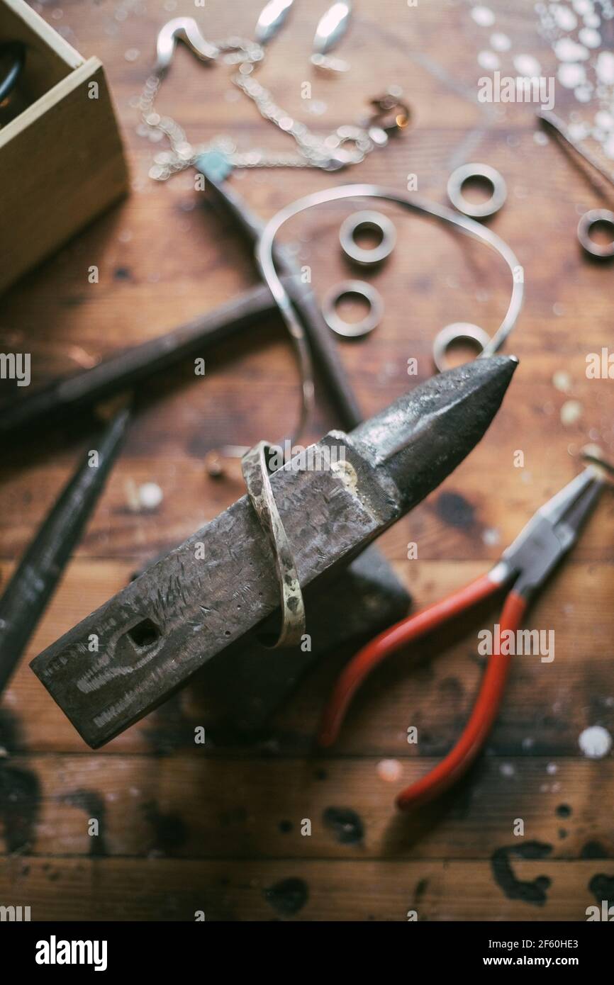 Vista ad angolo alto dell'attrezzatura sul piano d'esame Foto Stock