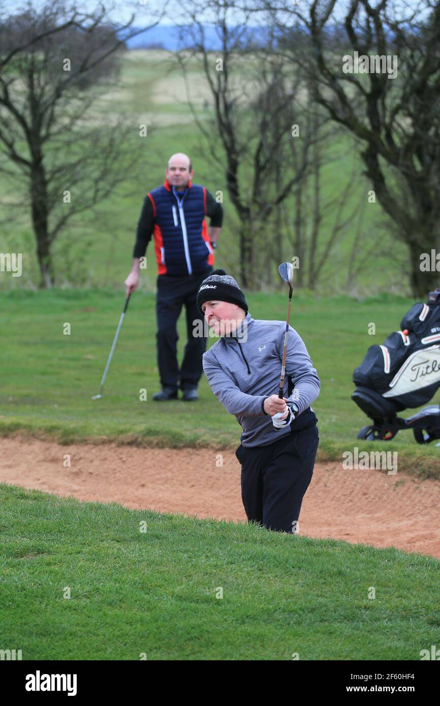 Dursley, Regno Unito. 29 marzo 2021. I golfisti si divertono con la possibilità di giocare di nuovo sul loro campo preferito, mentre le regole del Covid -19 cambiano questa settimana consentendo la riapertura delle strutture sportive all'aperto. Gloucestershire. Foto Stock