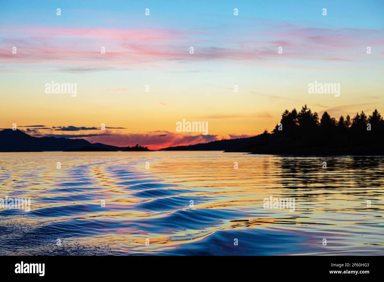 Tramonto sulle Isole copeland da una barca da Lund Sullo stretto della Georgia Foto Stock