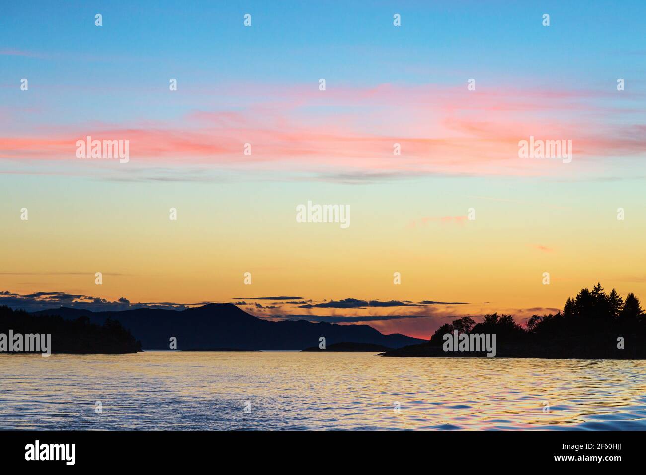 Tramonto sulle Isole copeland da una barca da Lund Sullo stretto della Georgia Foto Stock