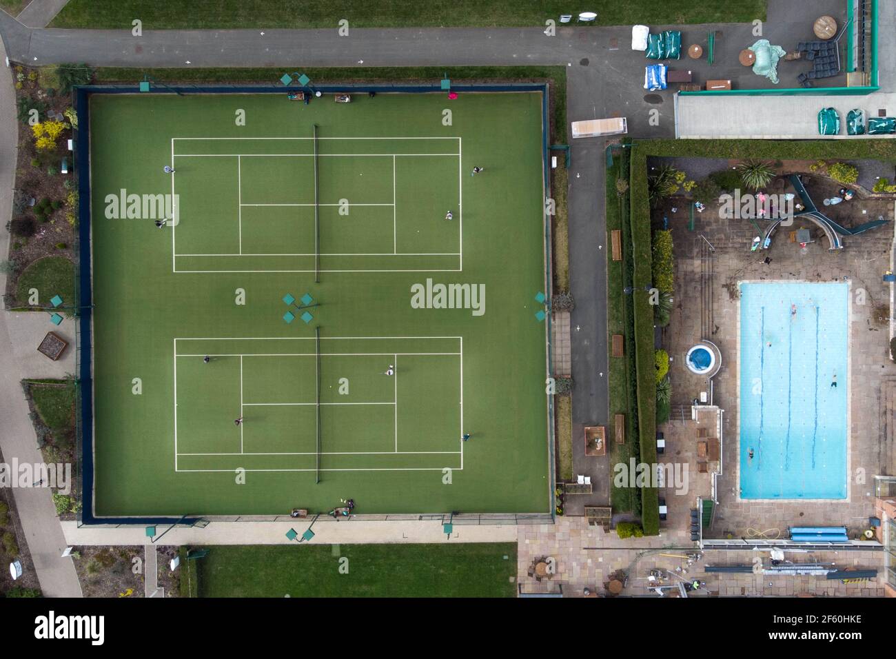 Birmingham, West Midlands, Regno Unito. 29 marzo 2021. L'Edgbaston Priory Club di Birmingham ha riaperto per attività all'aperto, tra cui tennis e nuoto nella piscina all'aperto, in quanto sono state revocate varie restrizioni per il blocco del coronavirus il "felice lunedì". È stata introdotta anche la regola del 6, il che significa che più persone possono riunirsi insieme fuori. Fig. Per credito: Interrompi stampa Media/Alamy Live News Foto Stock