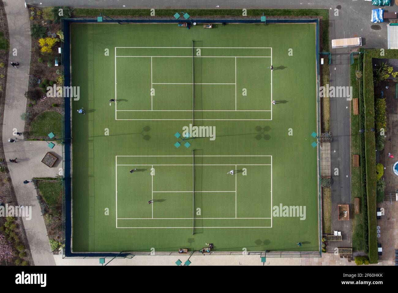 Birmingham, West Midlands, Regno Unito. 29 marzo 2021. L'Edgbaston Priory Club di Birmingham ha riaperto per attività all'aperto, tra cui tennis e nuoto nella piscina all'aperto, in quanto sono state revocate varie restrizioni per il blocco del coronavirus il "felice lunedì". È stata introdotta anche la regola del 6, il che significa che più persone possono riunirsi insieme fuori. Fig. Per credito: Interrompi stampa Media/Alamy Live News Foto Stock