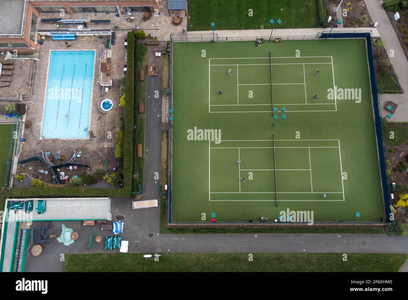 Birmingham, West Midlands, Regno Unito. 29 marzo 2021. L'Edgbaston Priory Club di Birmingham ha riaperto per attività all'aperto, tra cui tennis e nuoto nella piscina all'aperto, in quanto sono state revocate varie restrizioni per il blocco del coronavirus il "felice lunedì". È stata introdotta anche la regola del 6, il che significa che più persone possono riunirsi insieme fuori. Fig. Per credito: Interrompi stampa Media/Alamy Live News Foto Stock