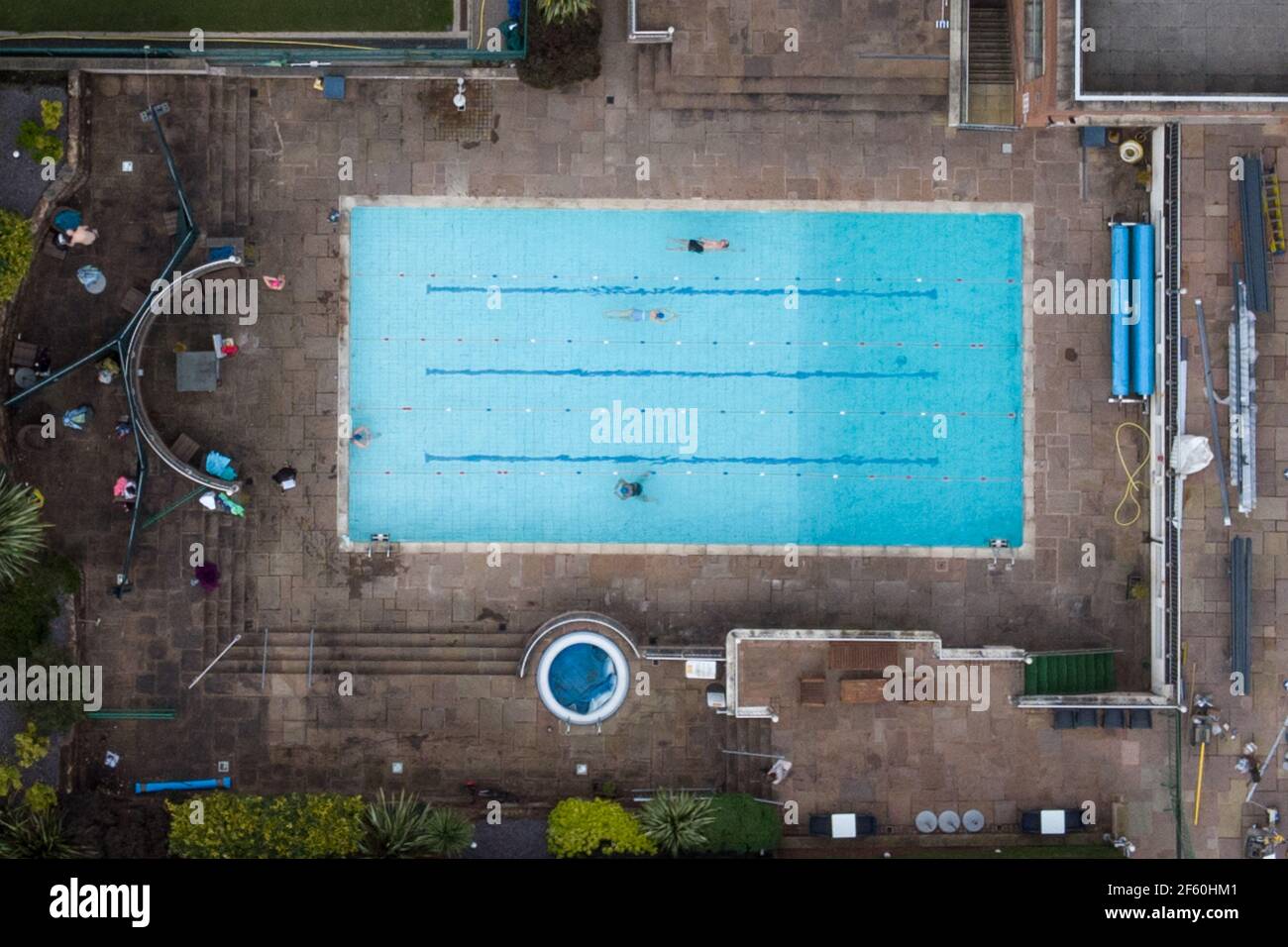 Birmingham, West Midlands, Regno Unito. 29 marzo 2021. L'Edgbaston Priory Club di Birmingham ha riaperto per attività all'aperto, tra cui tennis e nuoto nella piscina all'aperto, in quanto sono state revocate varie restrizioni per il blocco del coronavirus il "felice lunedì". È stata introdotta anche la regola del 6, il che significa che più persone possono riunirsi insieme fuori. Fig. Per credito: Interrompi stampa Media/Alamy Live News Foto Stock