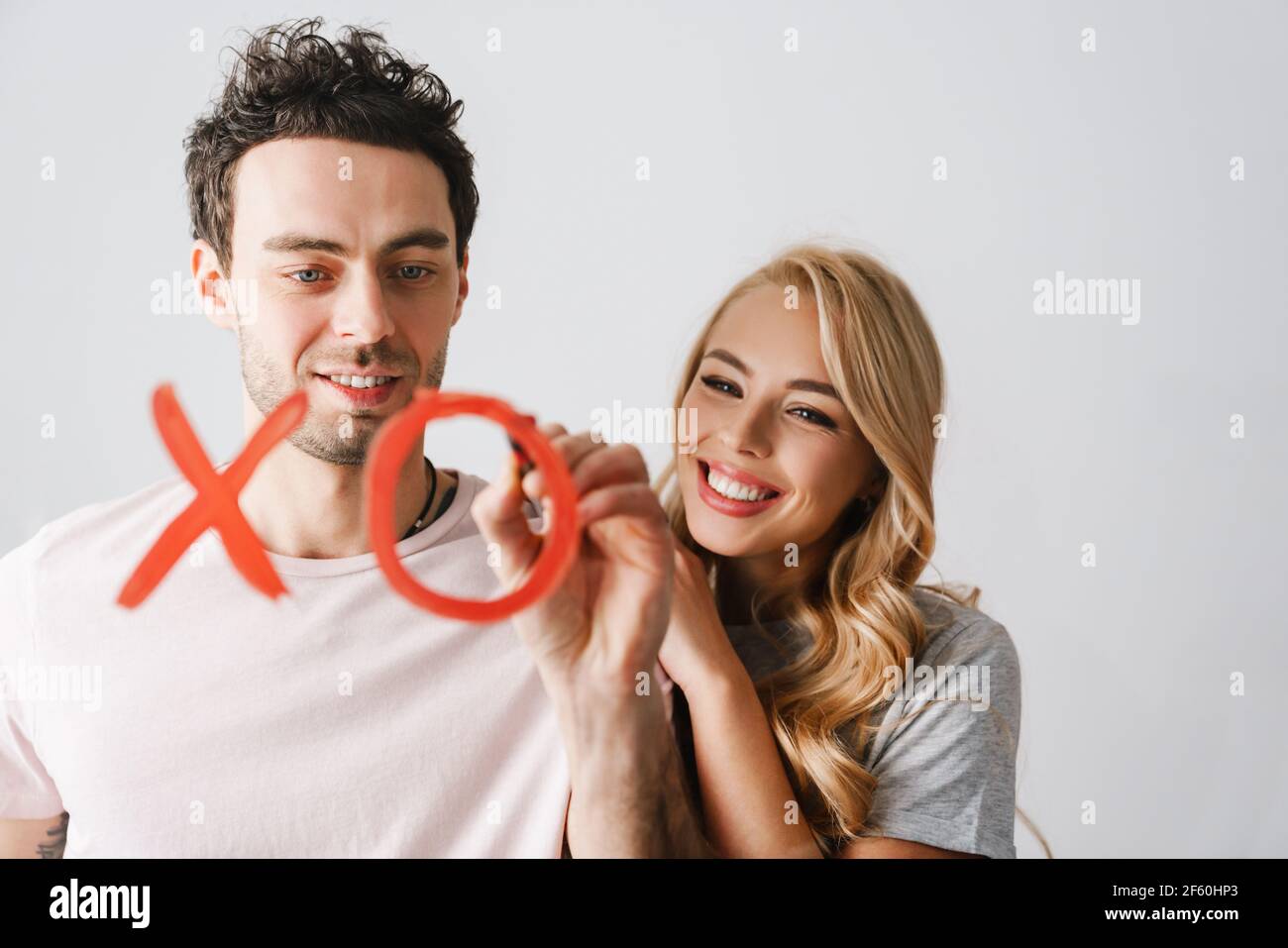 Bella coppia giovane disegno xo simbolo isolato su sfondo bianco, celebrando San Valentino Foto Stock