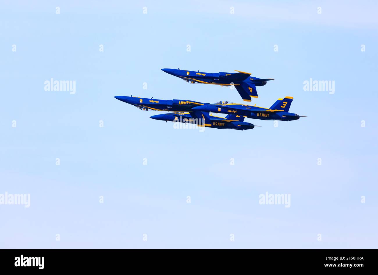 McDonnell Douglas F/A-18 Hornets della US Navy Flight Demonstration Squadron, The Blue Angels, si esibiscono su San Francisco durante la Fleet Week di novembre 2019. Foto Stock