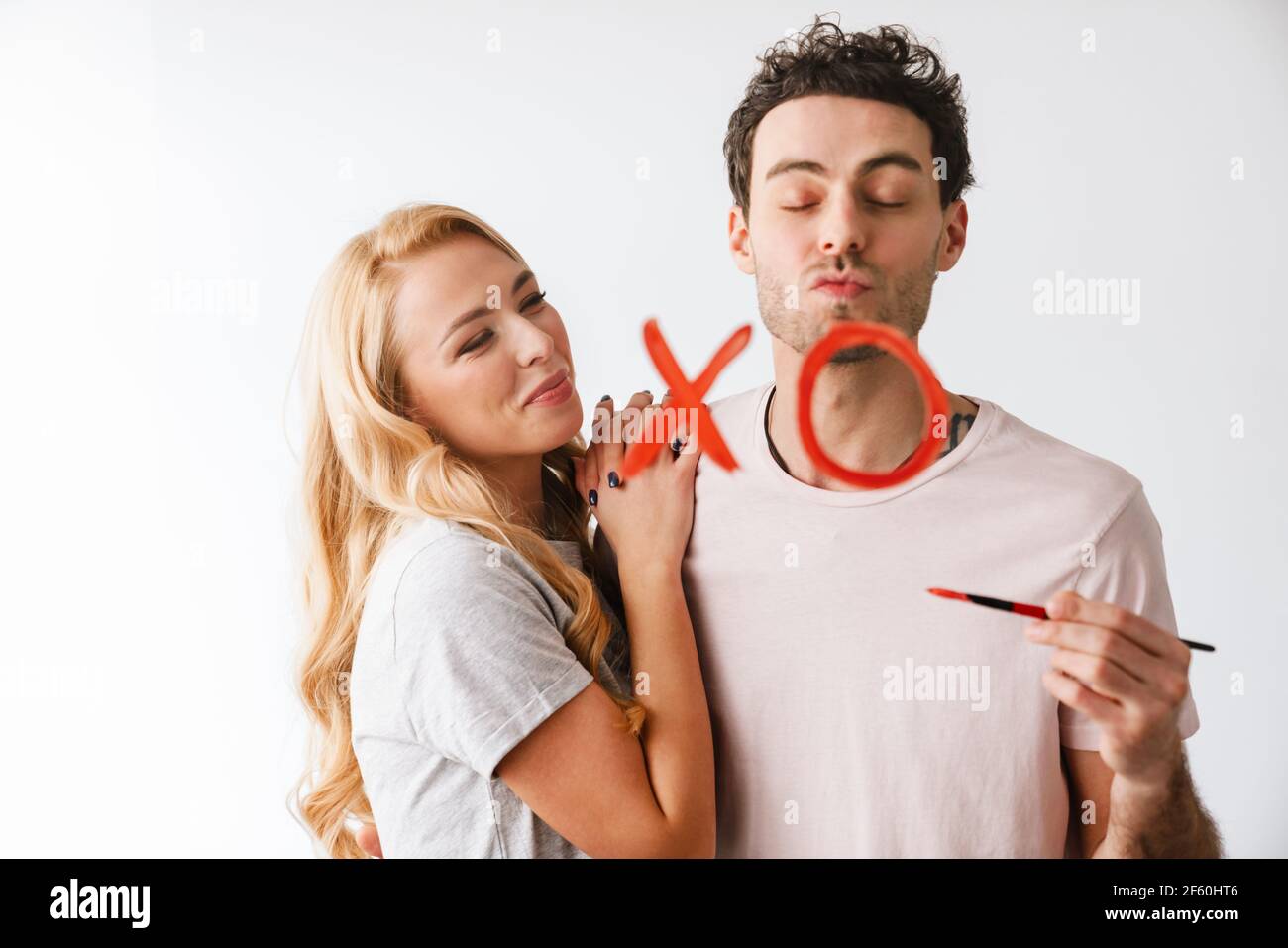 Bella coppia giovane disegno xo simbolo isolato su sfondo bianco, celebrando San Valentino Foto Stock